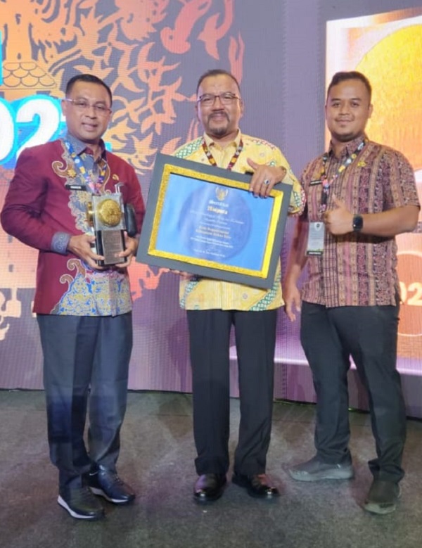 Diserahkan Menteri LHK, Rohil Raih Adipura 2022